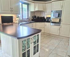 Kitchen & Dresser WITH appliances