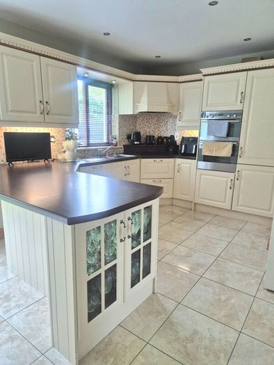 Kitchen & Dresser WITH appliances