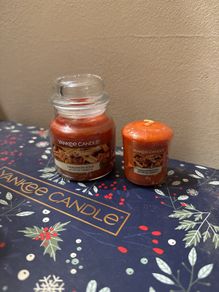 1 x 49g Yankee Candle. 1 x 104g Yankee Candle