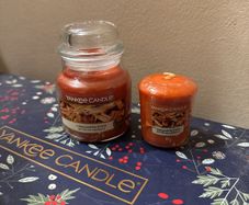 1 x 49g Yankee Candle. 1 x 104g Yankee Candle