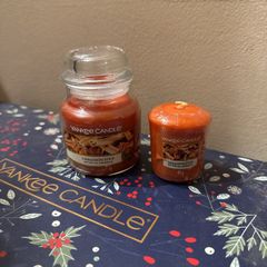 1 x 49g Yankee Candle. 1 x 104g Yankee Candle