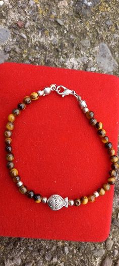 Vintage jewelry is sold individually for 5 to 10 euros