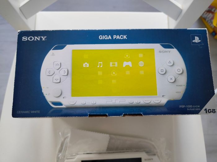 PSP1000 Ceramic White Giga Pack Japan, 2005 Near Mint, Boxed, Complete Set