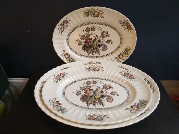 Beautiful Set of Three Vintage Graduated Wade Platters in the Meadow Pattern