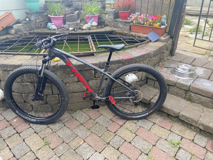 Trek roscoe 6 medium frame .everything is in good condition -dropper post -brakes- and pedals are all fine