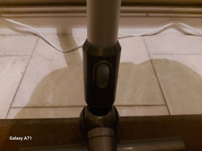 Dyson V6 Vacuum Cleaner, White, Battery not holding Charge, needs new Battery, for parts or repair