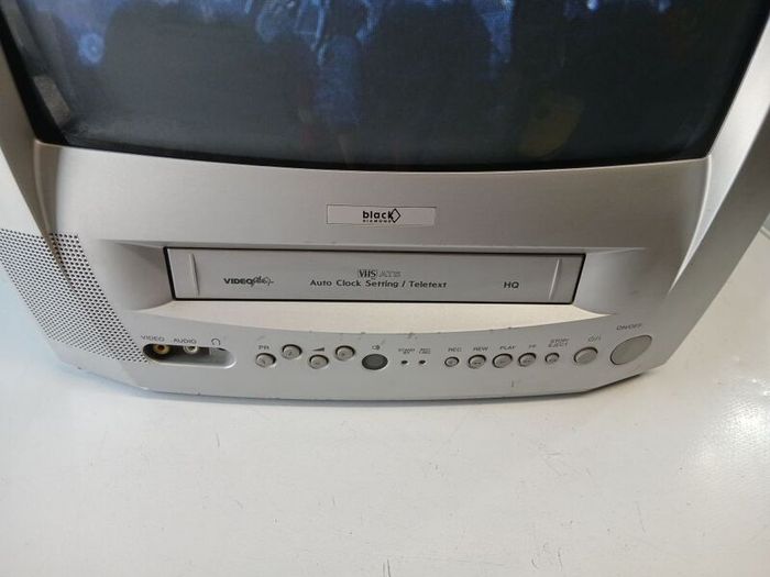 Black diamond crt/vhs combo