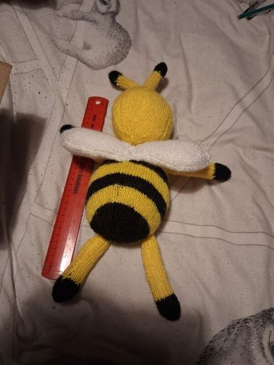 hand knitted bee