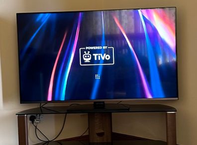 Walker 55 inch WP4K55241BRD smart tv and stand