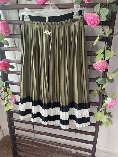 skirt Bnwt relish khaki fine pleat elastic waistband skirt size small