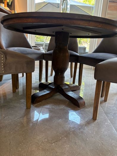 Dining table with 6 grey velvet chairs