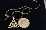 14 ct yellow gold celtic style emarld pendant necklace