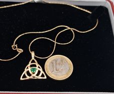 14 ct yellow gold celtic style emarld pendant necklace