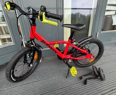 B'TWIN Racing 900 kids bike with stabilisers