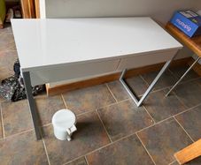 Free desk with 2 drawers