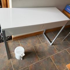 Free desk with 2 drawers