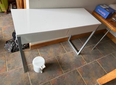 Free desk with 2 drawers