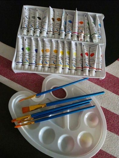 Art set .Easel, cartridge paper, acrylic paints
