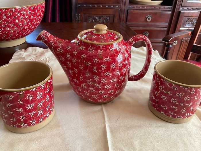 Nicholas Mosse Red lawn first quality tea pot and 2 large mug set