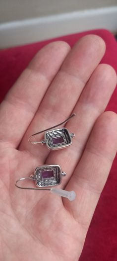 Vintage jewelry is sold individually for 5 to 10 euros