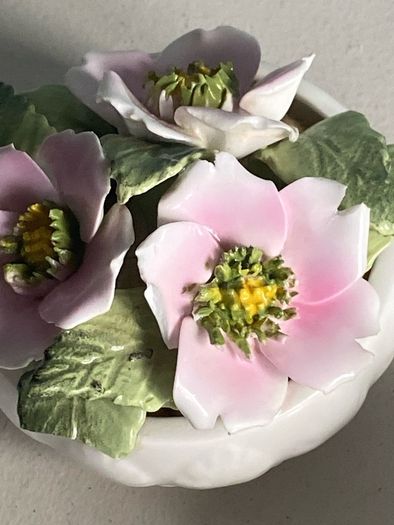 Trip of porcelain posies