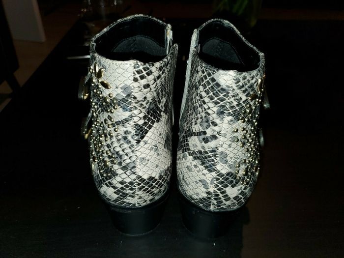 Ankle snake print