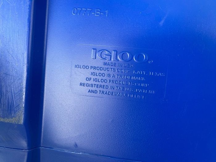 Igloo Laguna Roller Cooler Box 26L with Integrated Thermometer