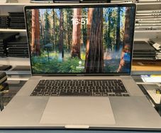 Apple MacBook Pro 15" 2018 A2141 2.3 GHz 8 Core Intel i9 16GB RAM 1TB SSD (Battery Cycle: 130)