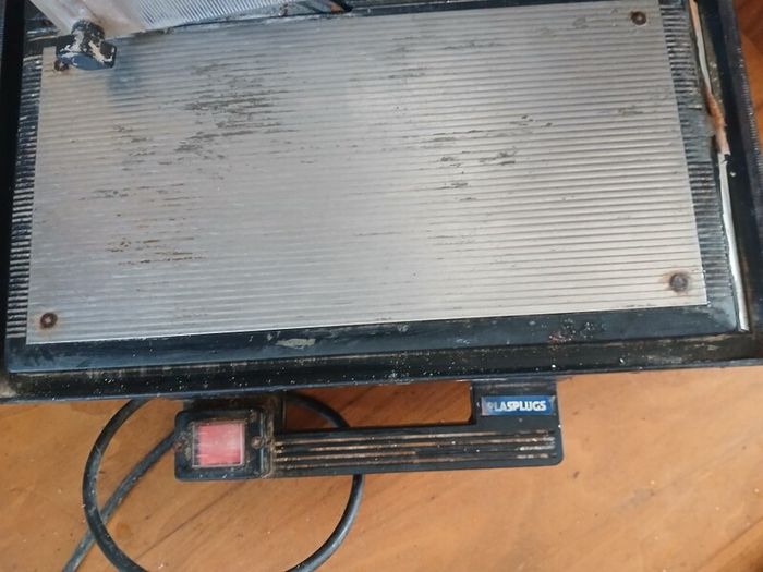 Tile cutter with tiling trowel