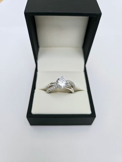 Brand New 9ct White Gold Dress Ring