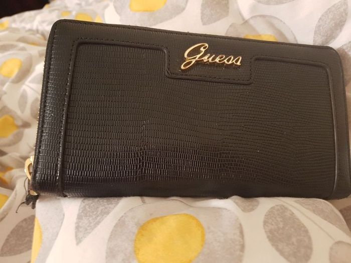 guess wallet
