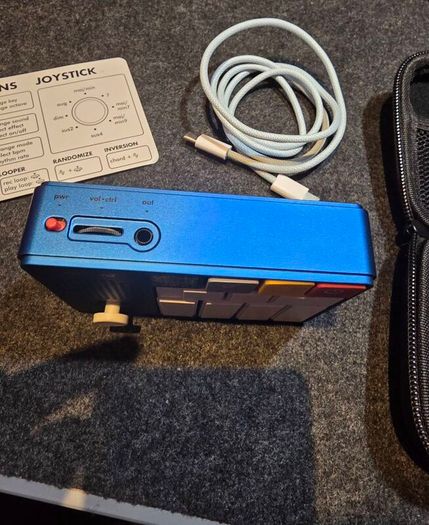 Hichord pocket audio synthesiser