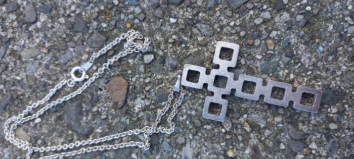 Vintage jewelry is sold individually for 5 to 10 euros.