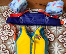 Swimming aids/life jackets