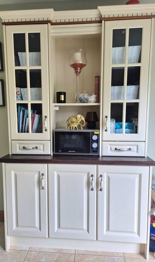Kitchen & Dresser WITH appliances