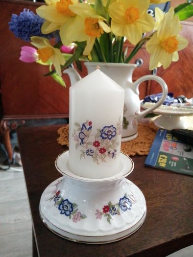 Porcelain candle holder +candle