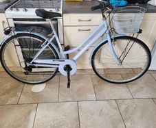 ladies bike (LIKE NEW)