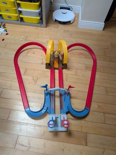 Hot Wheels car tracks and cars