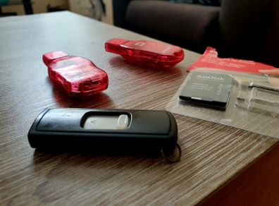 USB Flash Drive Bundle (8GB + Retro 32MB) + SD Adapter