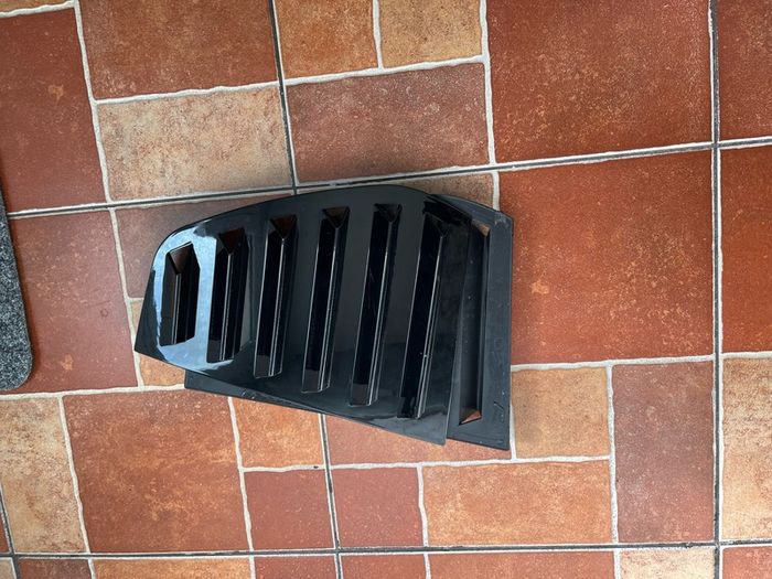 Rear window vents