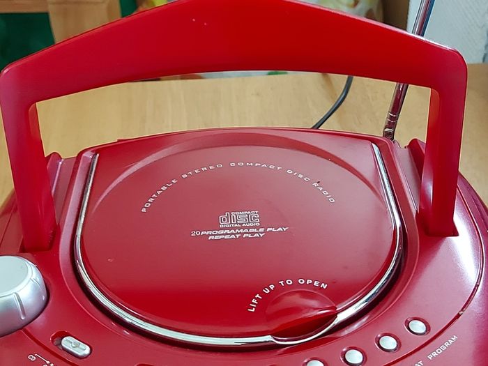 Bench Portable CD Player with Radio, Model KH222, Red, in new condition and working great