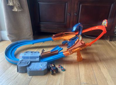 Hot Wheels Scorpion Motorised Raceway