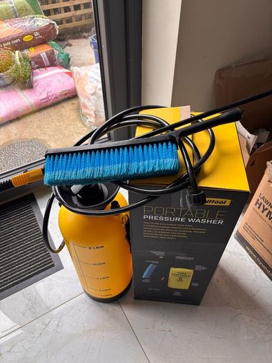 Portable pressure washer