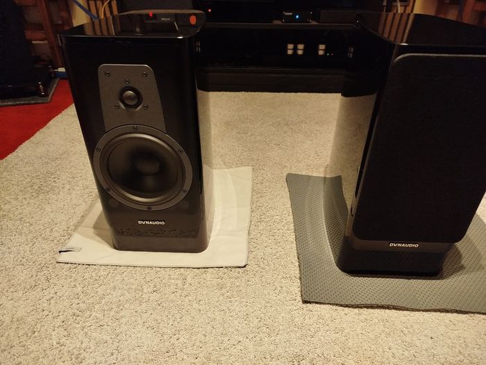 Dynaudio Countour 20i high gloss Black.