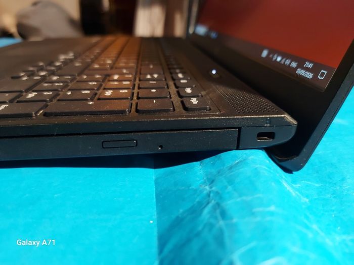 Fujitsu Lifebook Stylistic Series, Model A1530,  Intel Core i5-1035G1 CPU, 1.19GHz, 8GB Ram, 300GB SSD, Windows 10, Microsoft Edge, Chrome and VLC