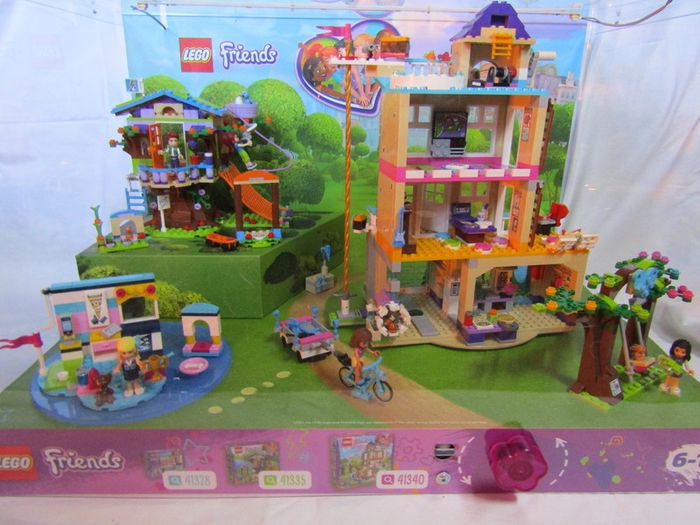 LEGO Friends XXL Shop Display Showcase New Never Used Lego Sets 41328 41335 And 41340 This is a cool lego display loads of moving parts when you turn the wheel it will turn the house around Also lights up plug in with AC plug