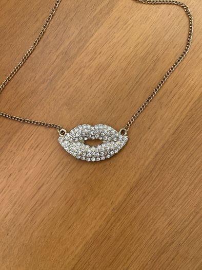 Gold tone sparkling lips necklace