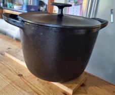 Cast iron pot
