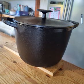 Cast iron pot