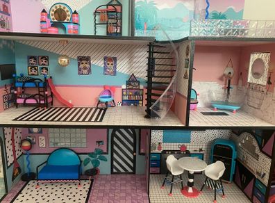 LOL Dolls house including Lol dolls and all furniture